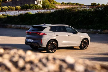 Vista lateral del Cupra Terramar 2024, destacando su diseño dinámico