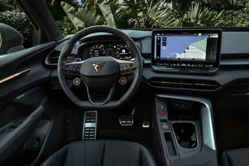 Vista del volante y consola central del Cupra Terramar 2024, resaltando su diseño deportivo y tecnológico.
