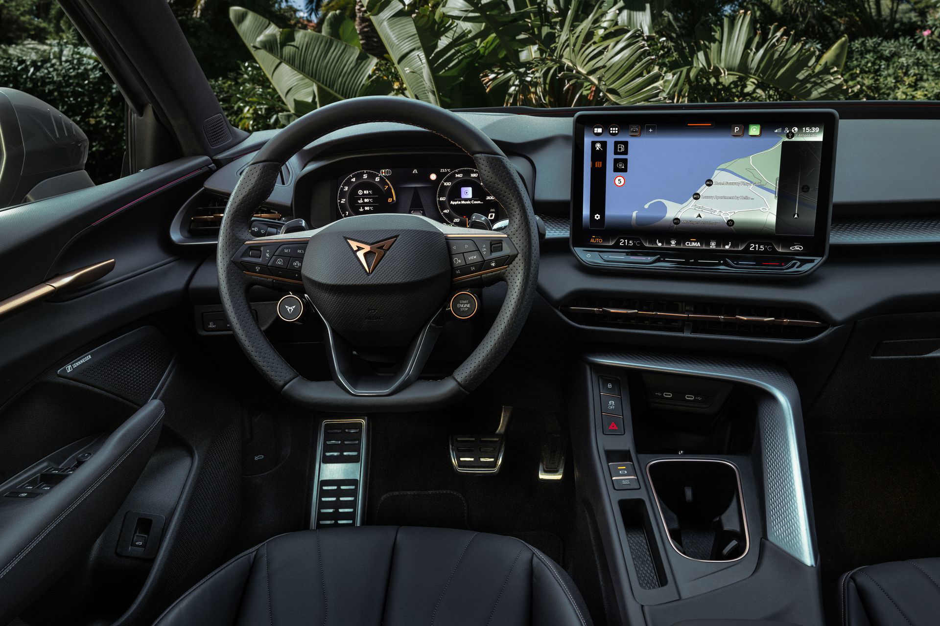 Vista del volante y consola central del Cupra Terramar 2024, resaltando su diseño deportivo y tecnológico.