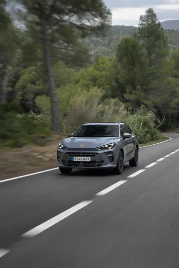 El Cupra Terramar 2024 luce su diseño en movimiento.