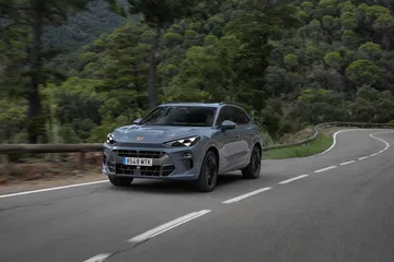 CUPRA Terramar 2024 en acción, dinamismo y diseño en cada curva