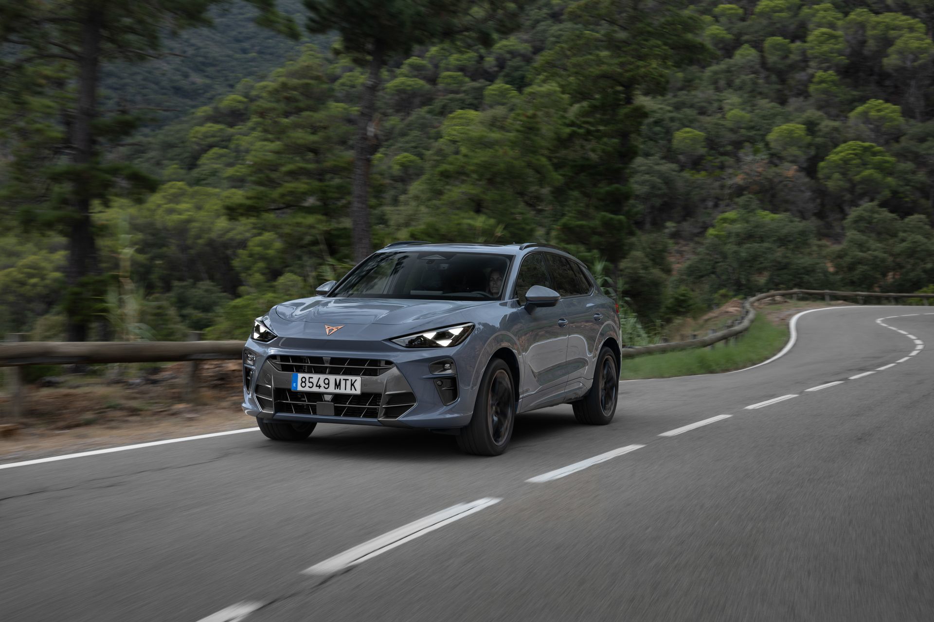 CUPRA Terramar 2024 en acción, dinamismo y diseño en cada curva