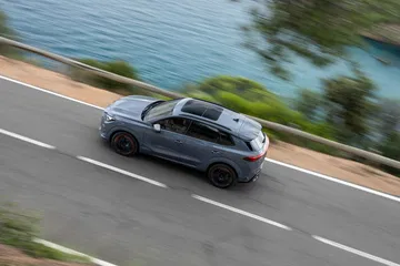 Vista dinámica del CUPRA Terramar 2024 en carretera.
