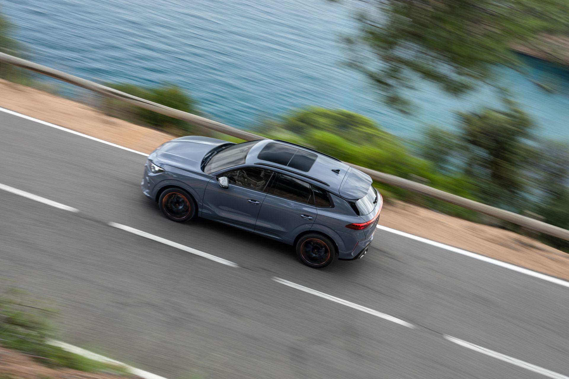 Vista dinámica del CUPRA Terramar 2024 en carretera.