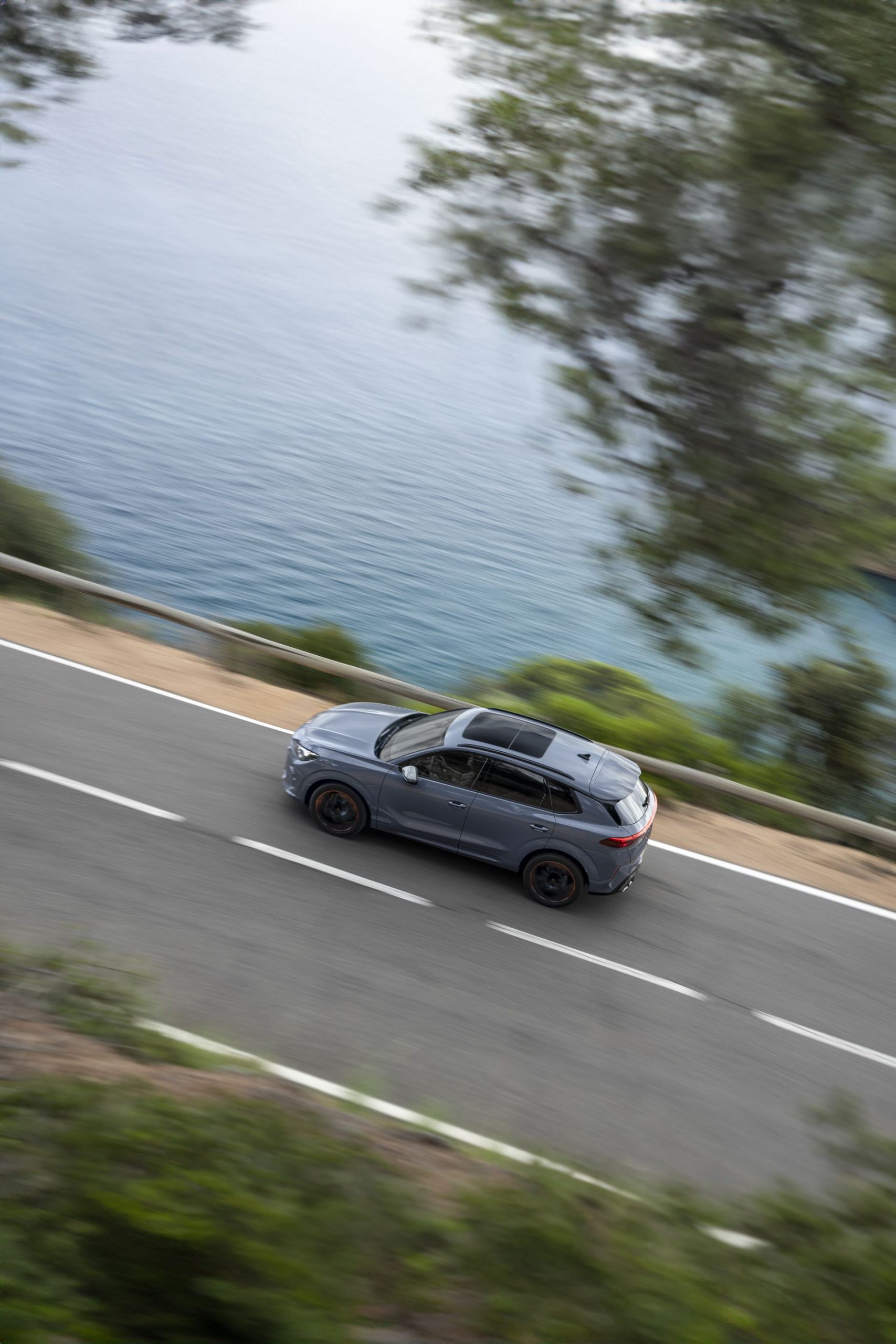 Vista dinámica del Cupra Terramar 2024 en carretera