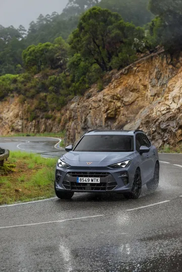 CUPRA Terramar en acción, mostrando dinamismo y diseño agresivo.