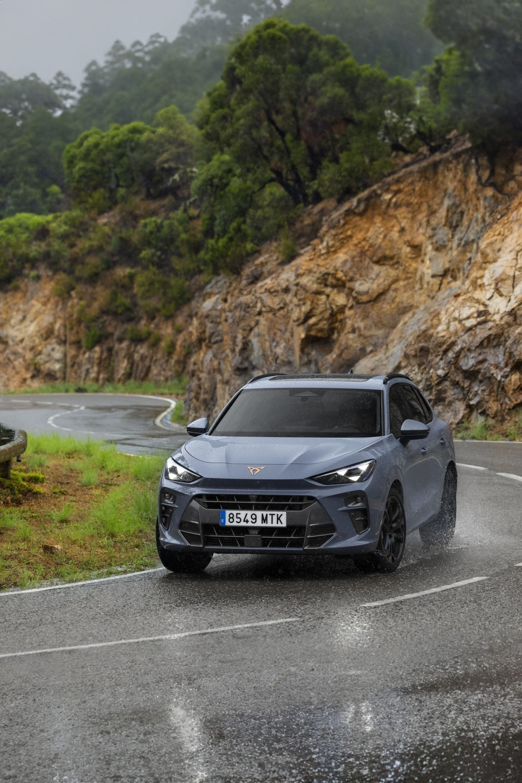 CUPRA Terramar en acción, mostrando dinamismo y diseño agresivo.