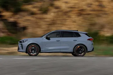 Dinámica y elegante silueta del nuevo CUPRA Terramar, promesa de rendimiento.