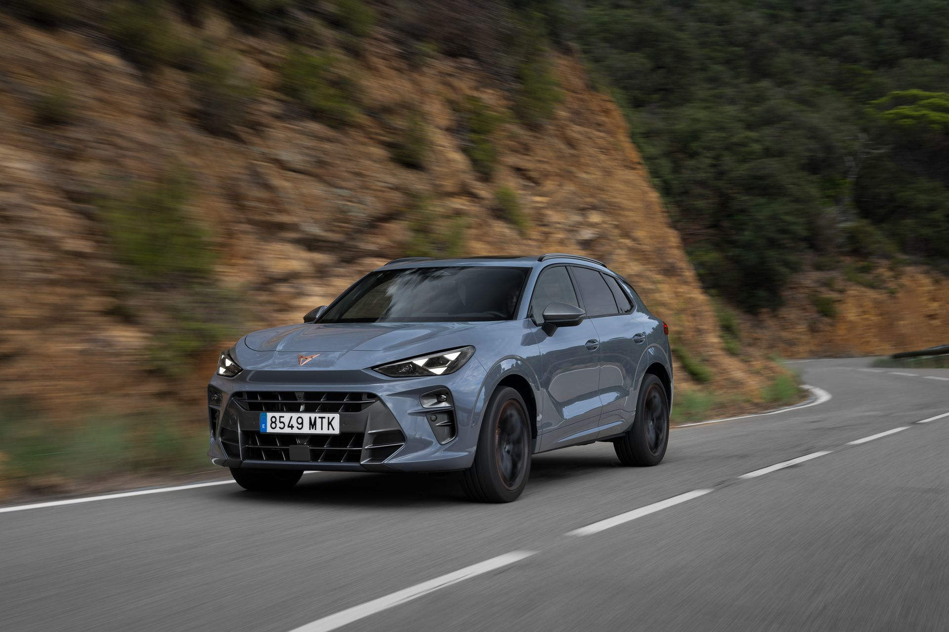 Vista dinámica del Cupra Terramar 2024 en carretera
