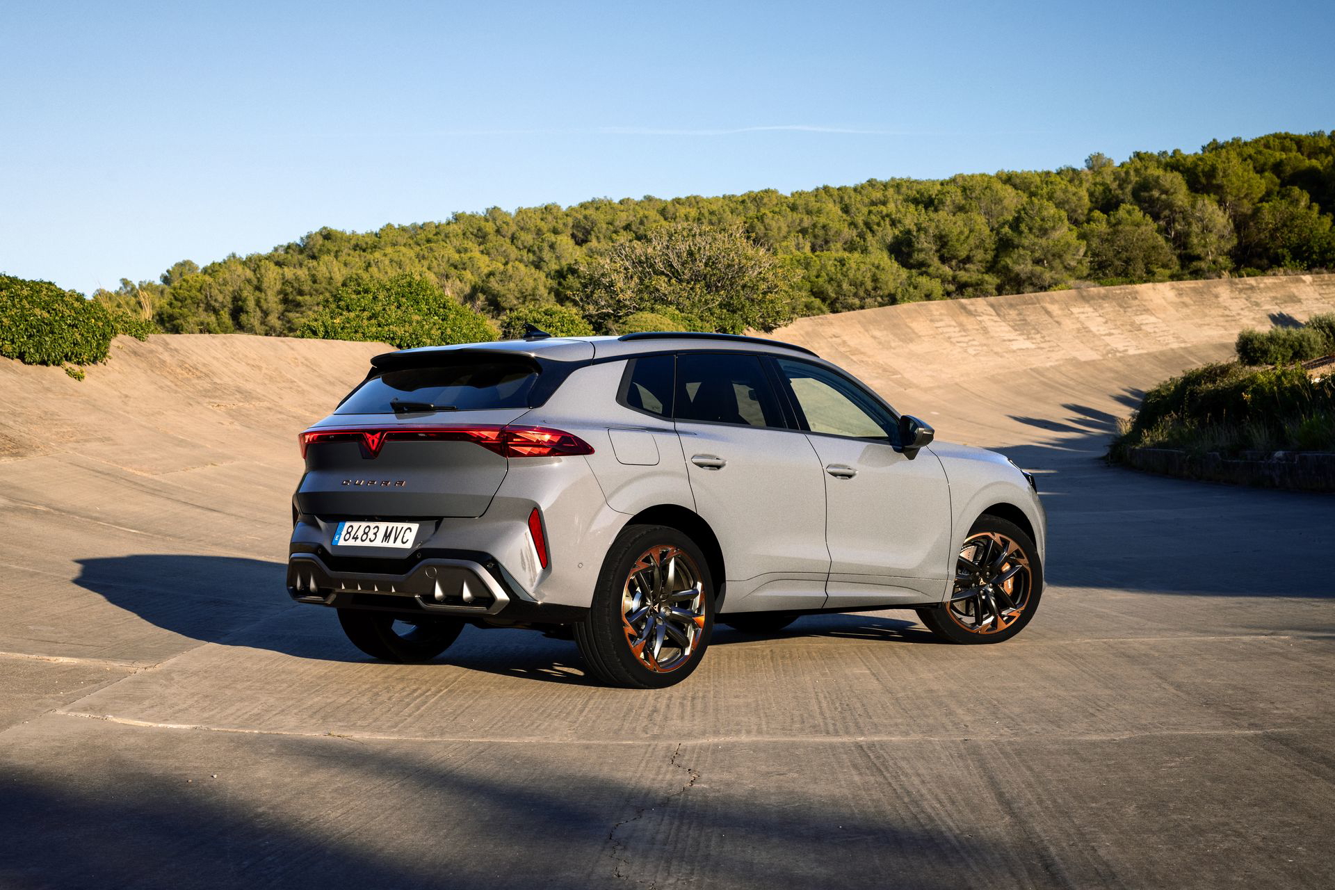 Vista trasera y lateral del Cupra Terramar 2024, mostrando líneas deportivas.