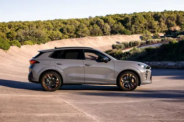 Vista lateral del CUPRA Terramar 2024, diseño dinámico y deportivo.