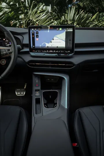 Consola central del Cupra Terramar 2024 con pantalla táctil avanzada