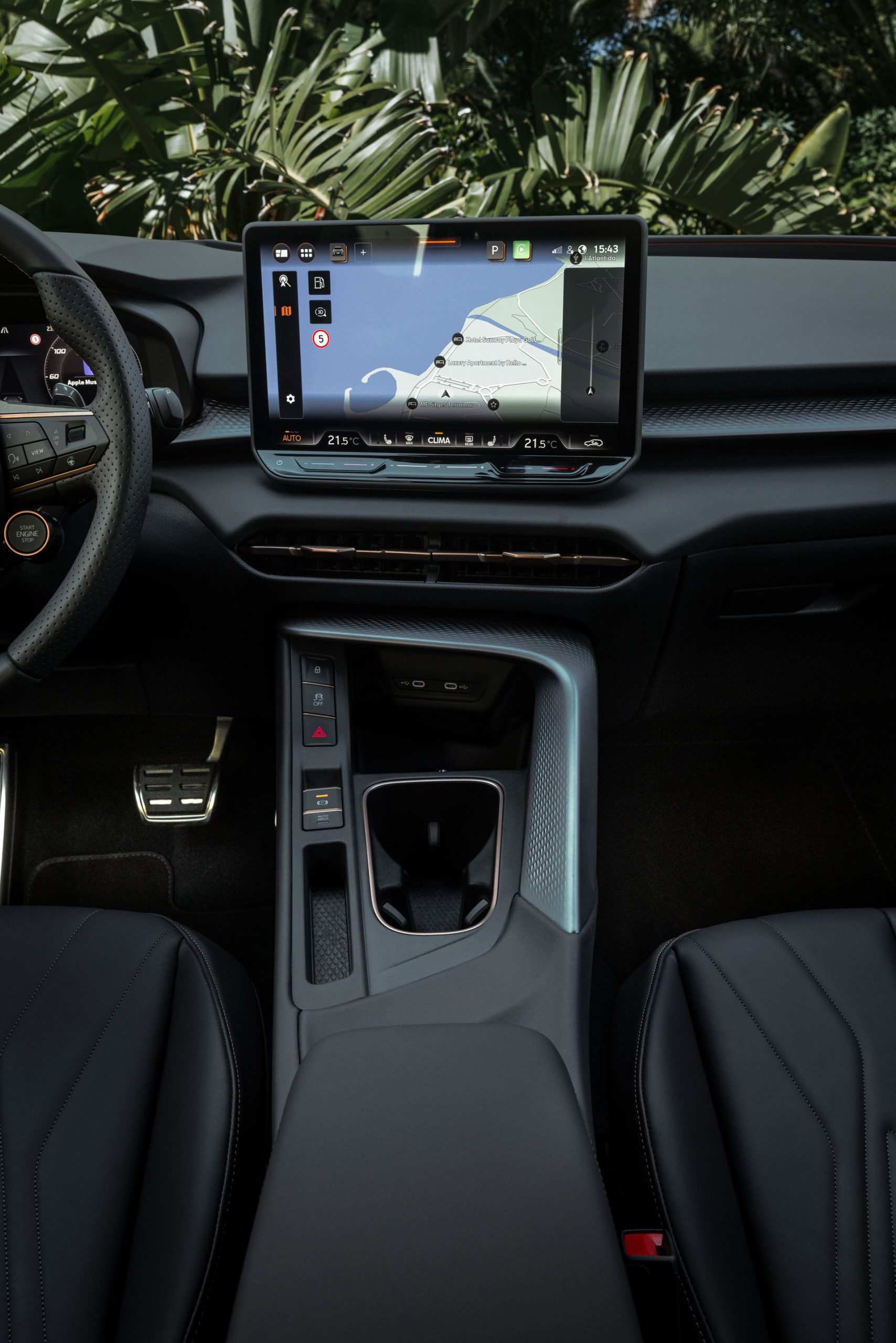 Consola central del Cupra Terramar 2024 con pantalla táctil avanzada