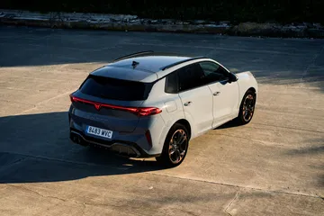 Vista trasera y lateral del CUPRA Terramar 2024, mostrando su elegante diseño.