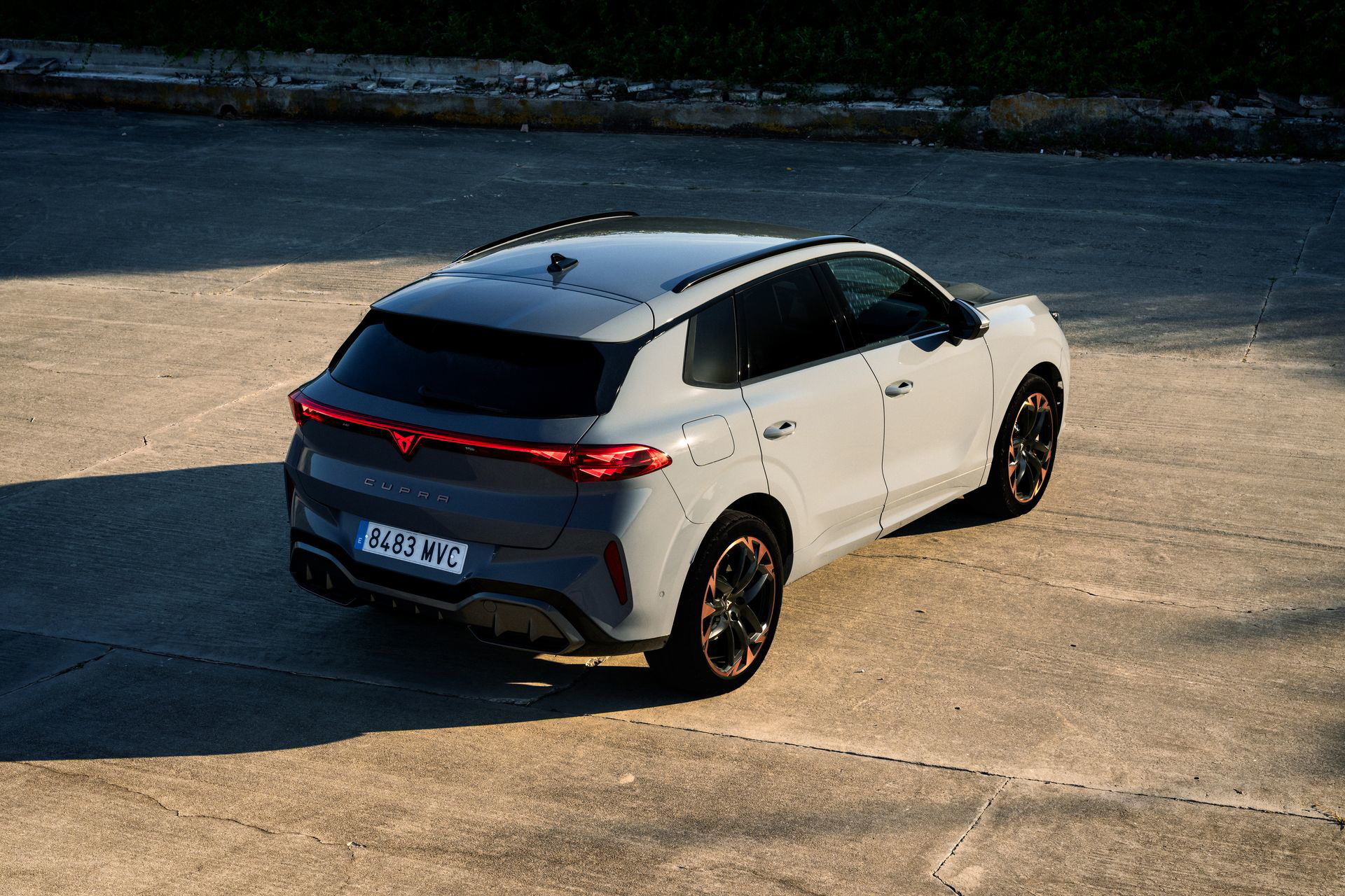 Vista trasera y lateral del CUPRA Terramar 2024, mostrando su elegante diseño.