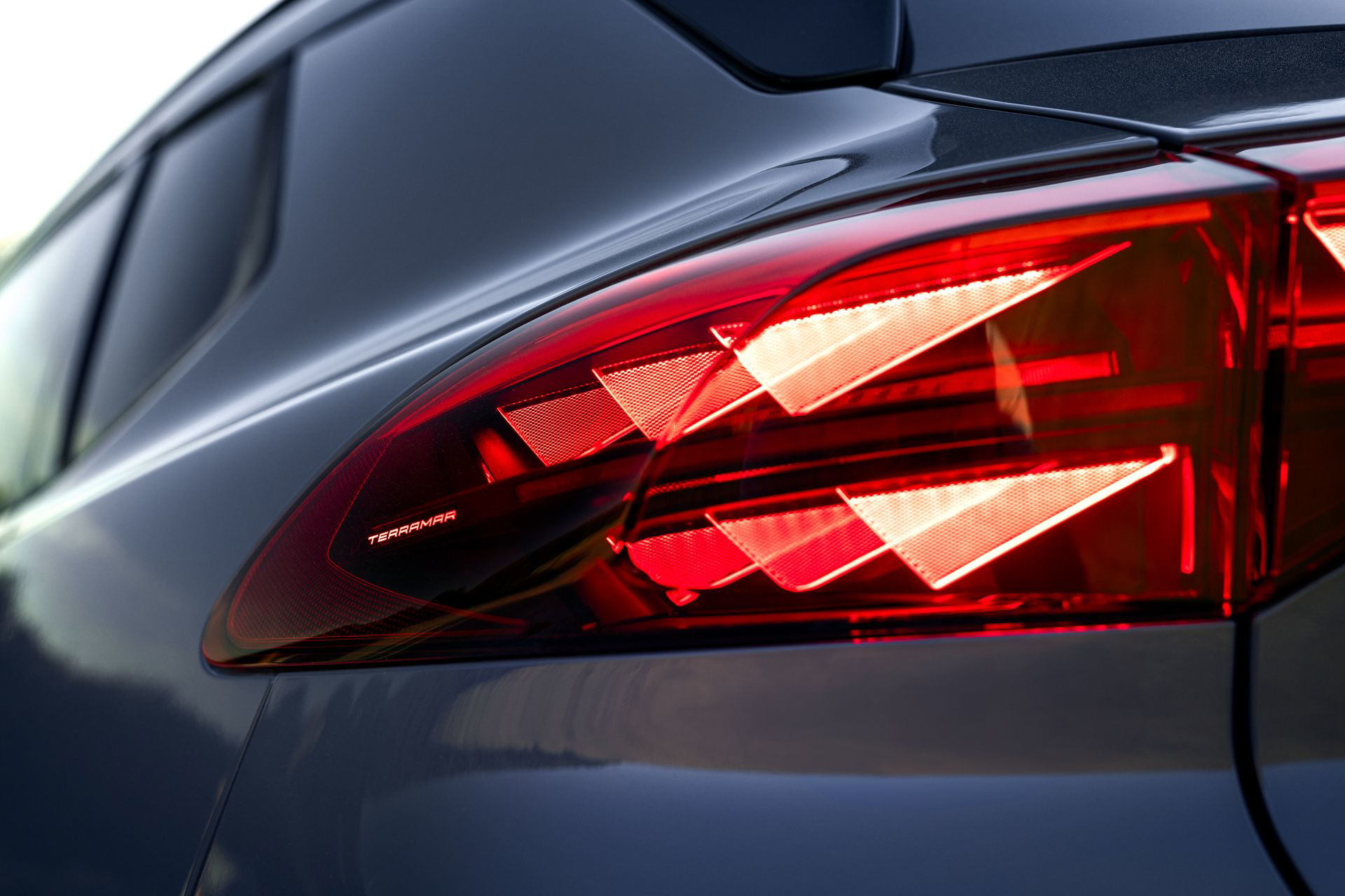 Vista elegante faro trasero CUPRA Terramar, mostrando diseño distintivo.