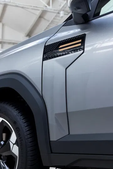 Imponente vista lateral del Bigster 4x4, mostrando líneas robustas.