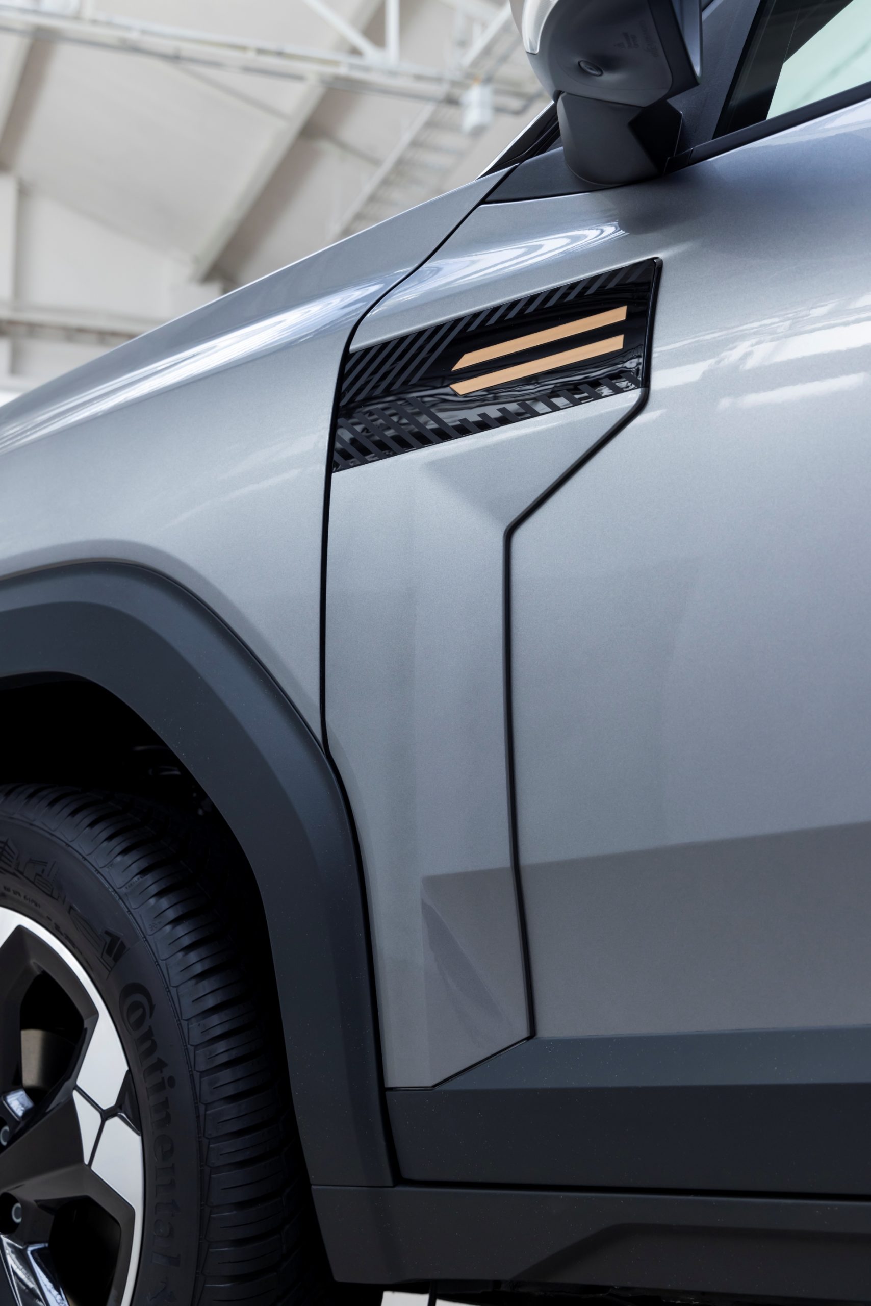 Imponente vista lateral del Bigster 4x4, mostrando líneas robustas.