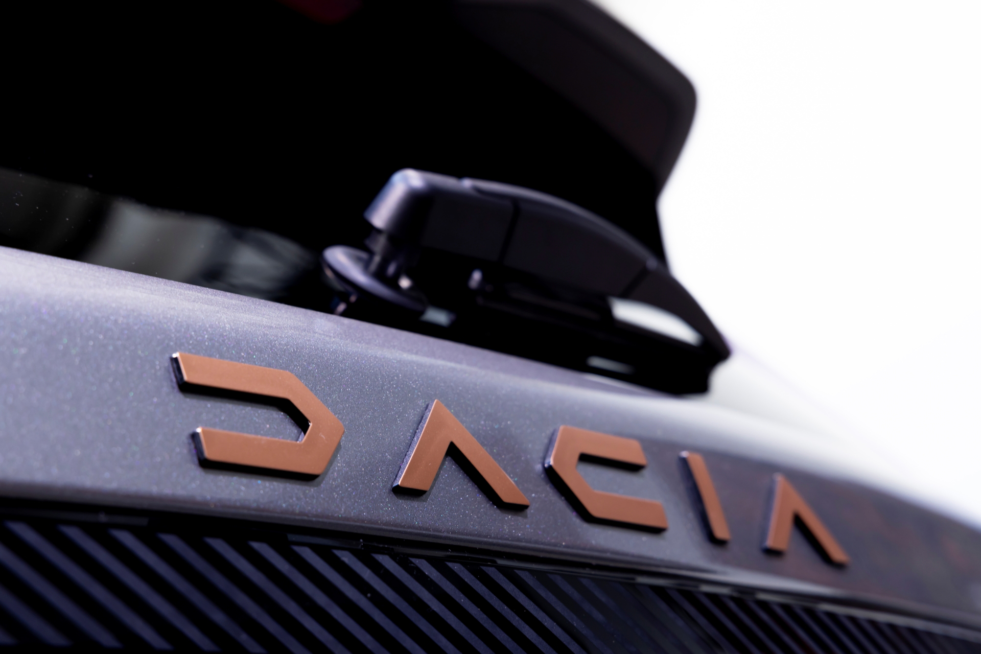 Vista cercana del logotipo de Dacia, resaltando su identidad de marca.