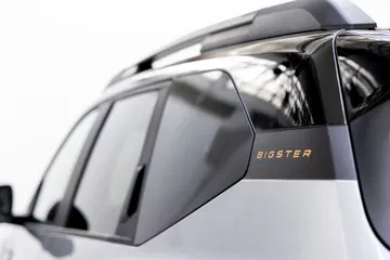 Imponente vista lateral del Dacia Bigster confirma su robustez y diseño aventurero.