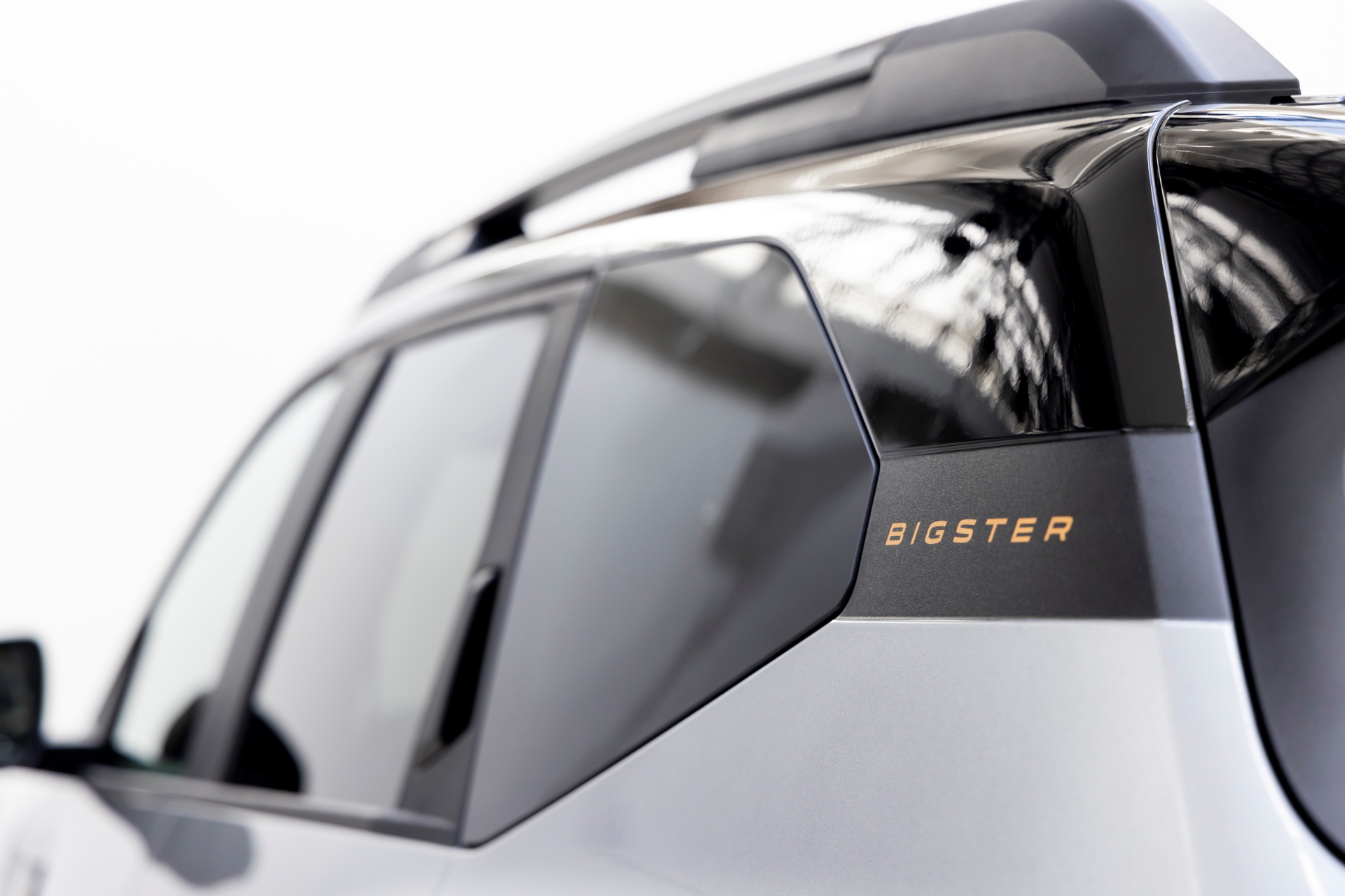 Imponente vista lateral del Dacia Bigster confirma su robustez y diseño aventurero.