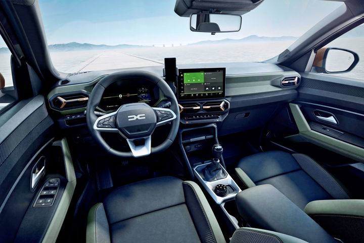 Vista refinada del habitáculo con materiales de primera calidad y diseño ergonómico.