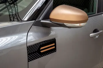 Vista lateral y detalle del distintivo del Dacia Bigster 4x4, mostrando la solidez de su diseño.