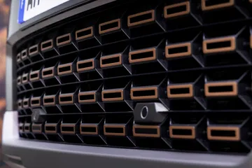 Parrilla imponente que denota robustez en el Dacia Bigster 4x4.