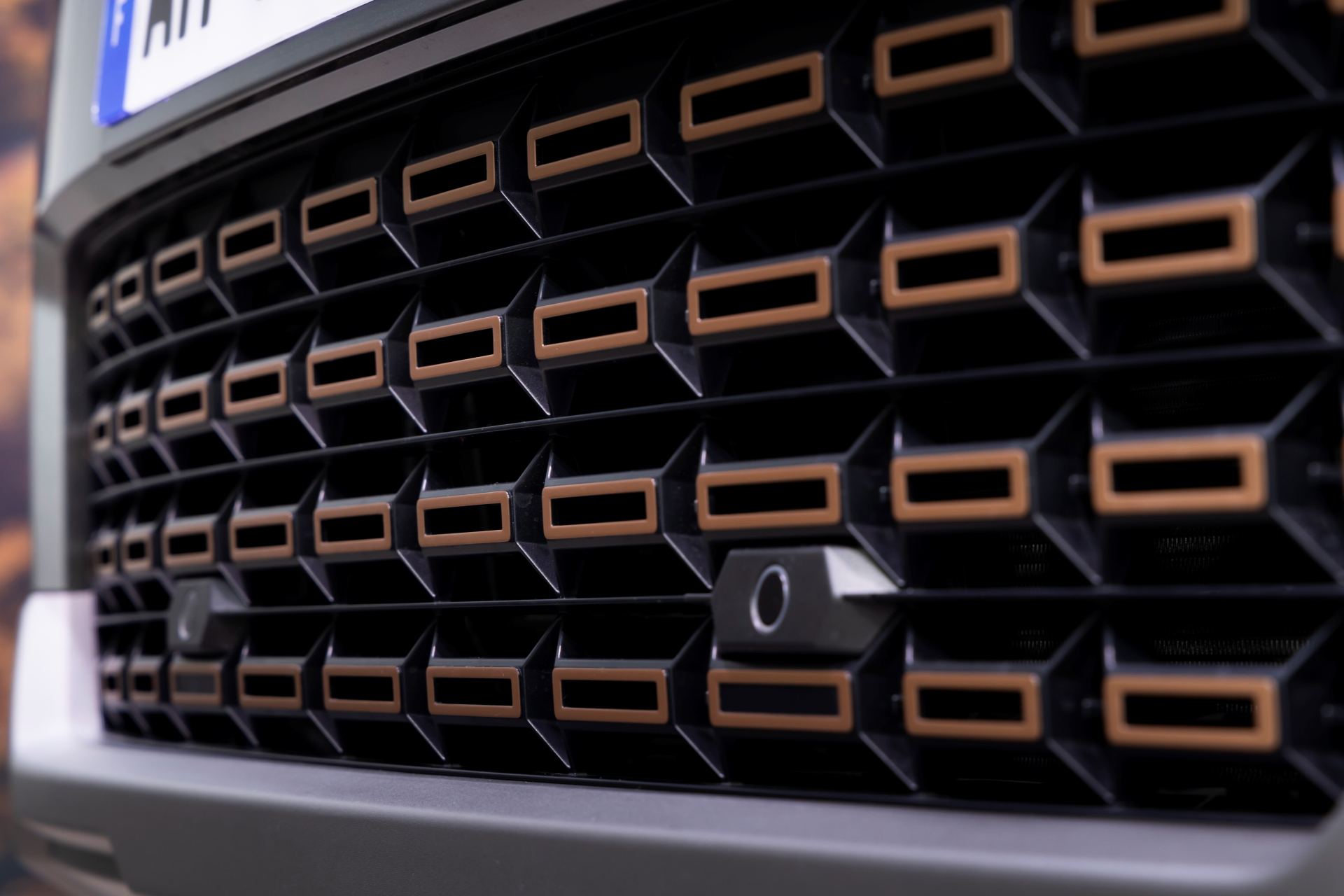 Parrilla imponente que denota robustez en el Dacia Bigster 4x4.