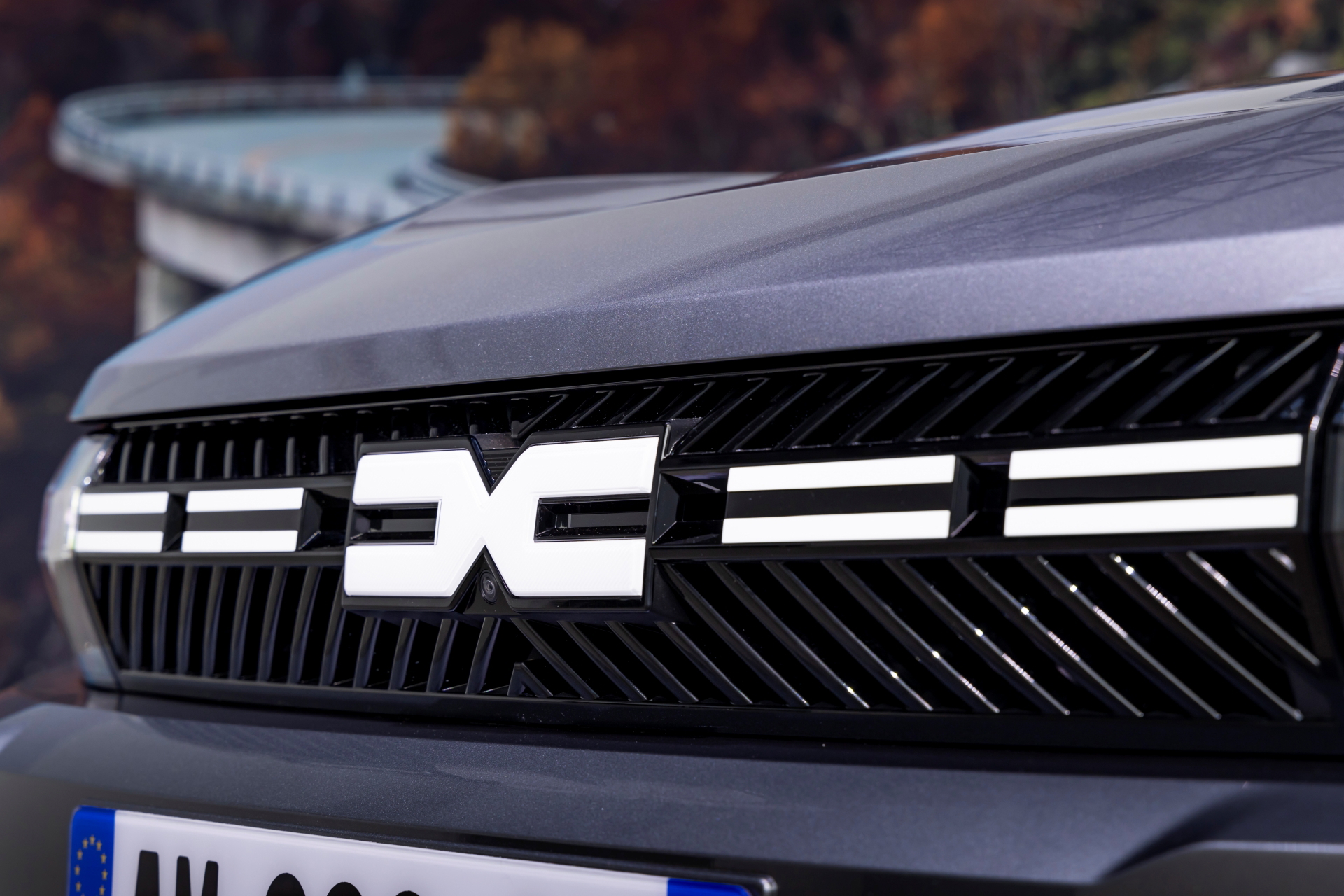 Vista cercana de la imponente parrilla del Dacia Bigster 4x4.