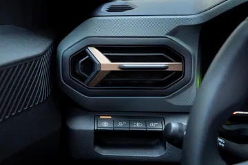 Vista cercana de la salida de aire en el interior del Dacia Bigster 4x4