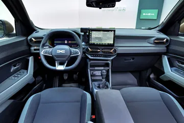Vista del habitáculo del Dacia Bigster 4x4, diseño funcional y acabados robustos.
