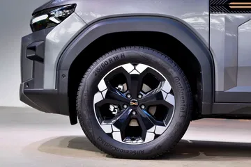 Vista detallada del rin robusto del Dacia Bigster, perfecto para terrenos difíciles.