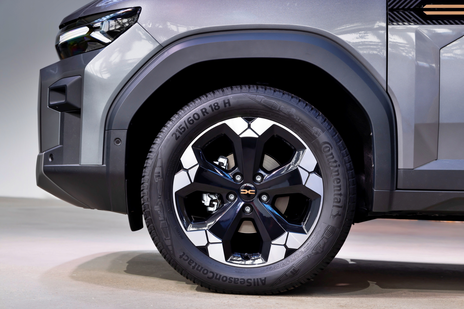 Vista detallada del rin robusto del Dacia Bigster, perfecto para terrenos difíciles.