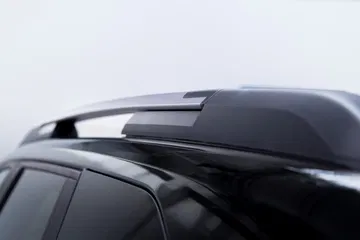 Vista del diseño robusto y funcional del techo del Dacia Bigster 4x4.