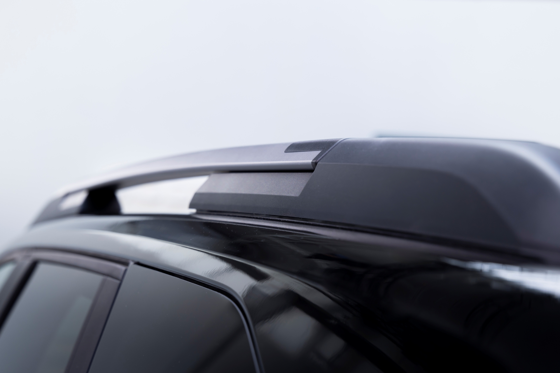 Vista del diseño robusto y funcional del techo del Dacia Bigster 4x4.