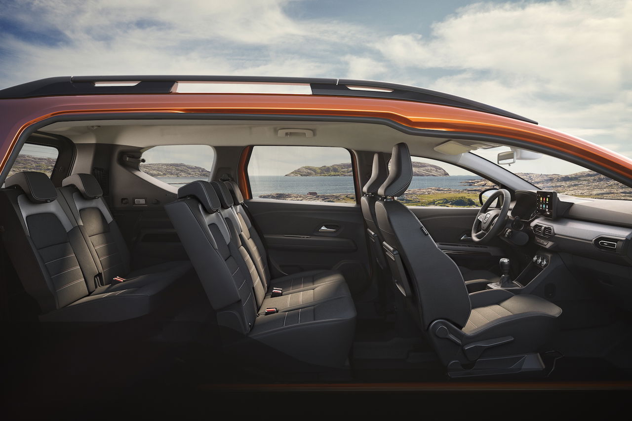 Vista lateral interna del Dacia Jogger resalta amplitud y diseño de 7 plazas. Vista lateral interna del Dacia Jogger resalta amplitud y diseño de 7 plazas.