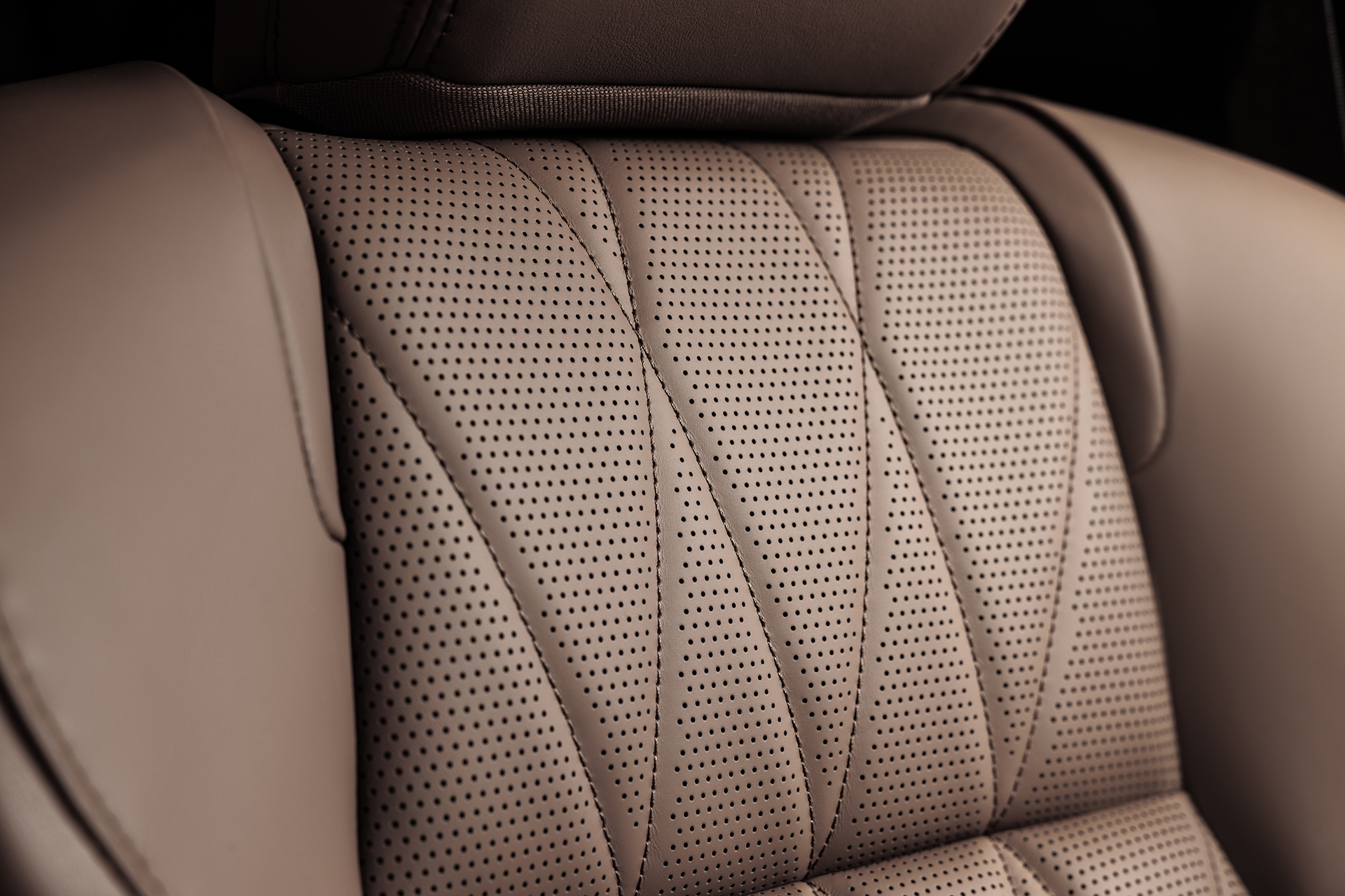 Exquisita tapicería muestra calidad premium del Outlander PHEV.