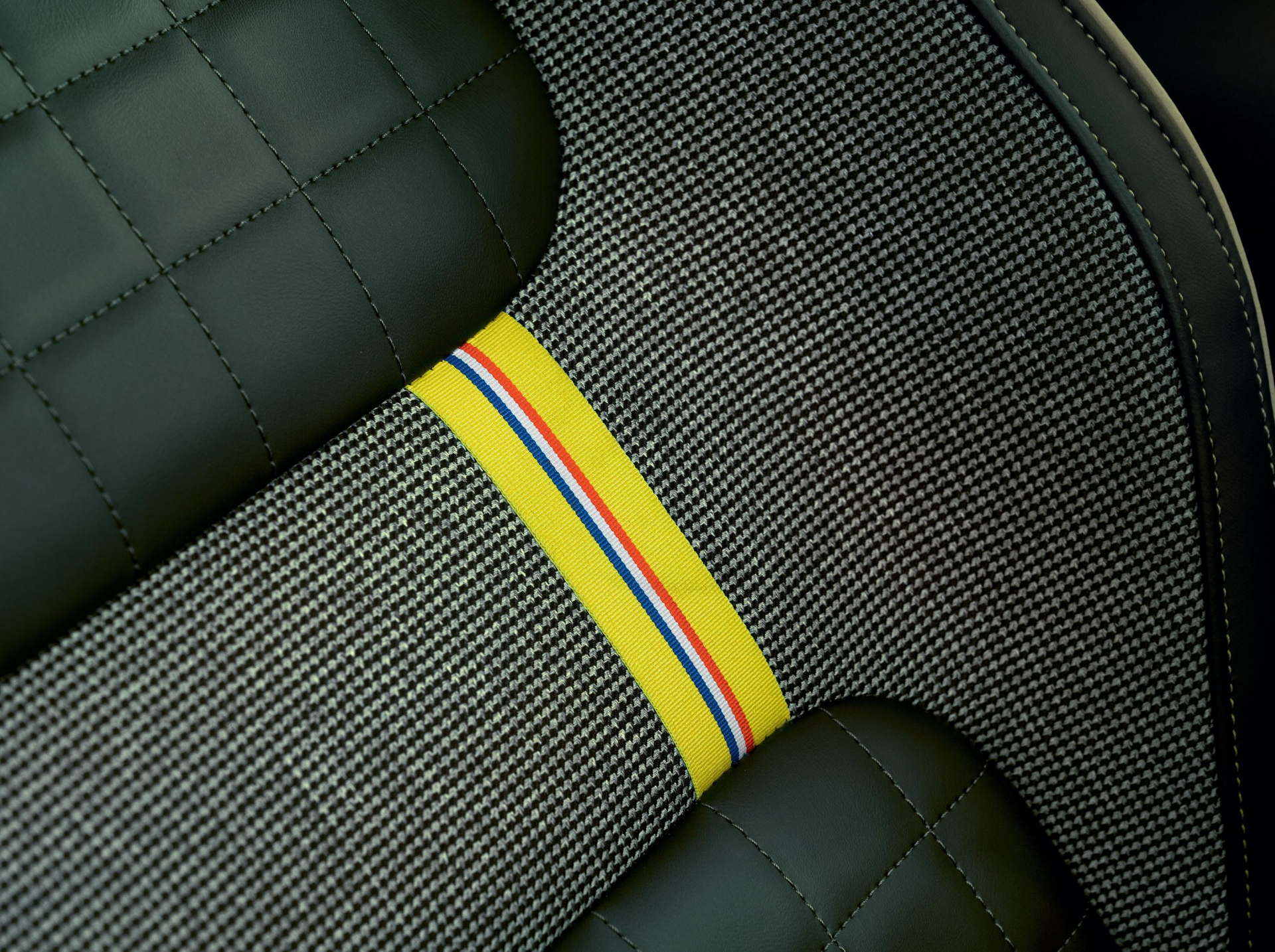 Detalle del tapizado con costuras y diseño característico de Renault.