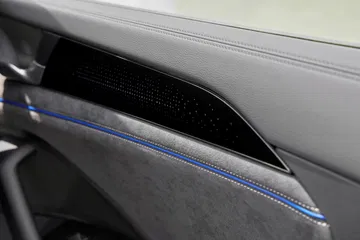 Vista cercana a la consola central del Volkswagen Tayron, destacando su diseño y acabados.