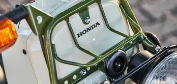 Vista cercana del chasis y faro de un Honda Ruckus 2025.
