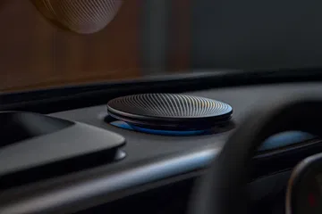 Vista cercana de un moderno sistema de infoentretenimiento integrado.