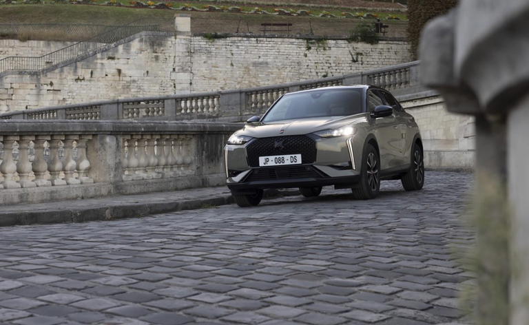 Imagen del SUV premium m&aacute;s econ&oacute;mico en su clase mostrando perspectiva delantera y lateral