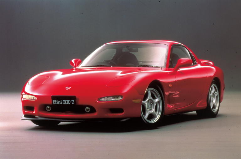 Vista lateral y frontal del Efini RX-7 de 1998 en impecable estado.