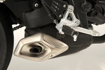 Vista cercana del escape de la KOVE NK 125R, destacando su diseño