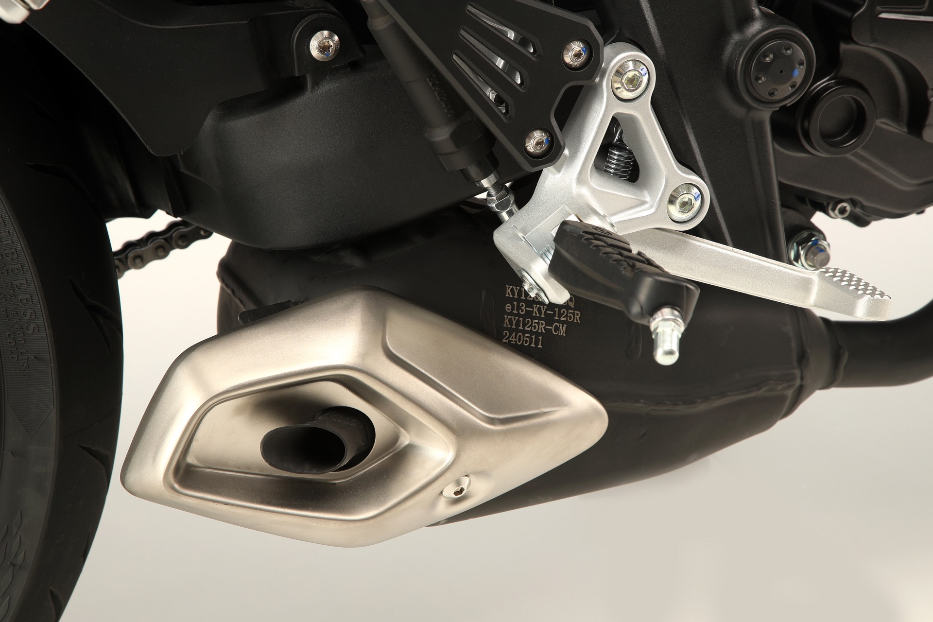 Vista cercana del escape de la KOVE NK 125R, destacando su diseño
