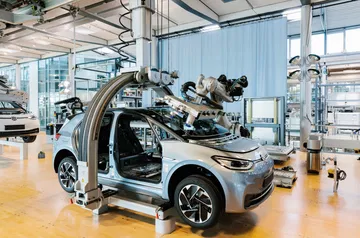 Estructura interna de vehículo Volkswagen en ensamblaje.