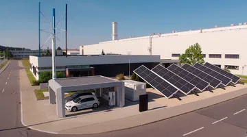 Vista lateral de la planta de Volkswagen con paneles solares en primer plano