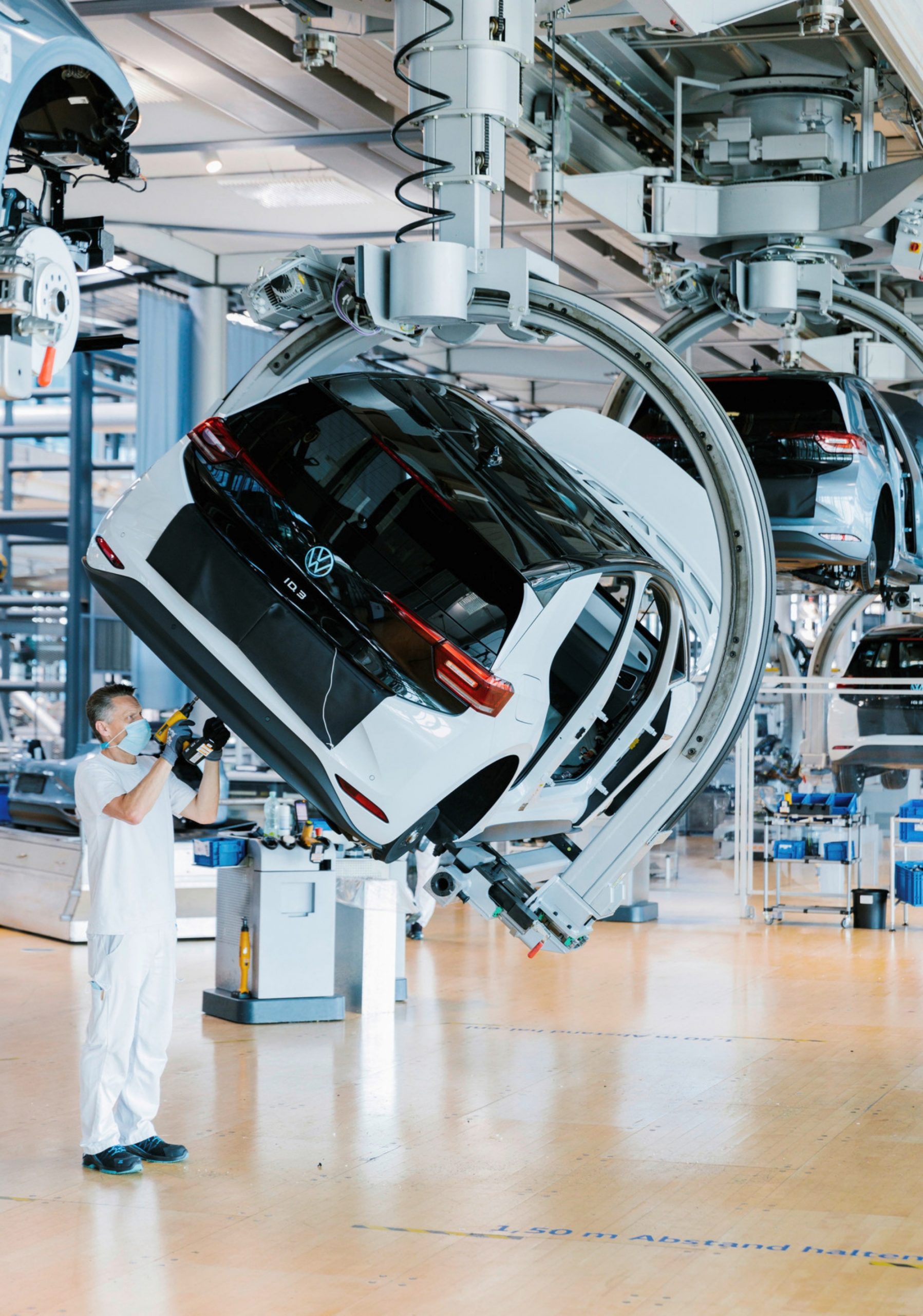 Operario inspeccionando vehículo Volkswagen en cadena montaje