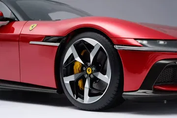 Vista lateral de un Ferrari con detalle en la llanta y carrocería